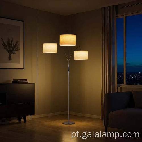 Candeeiro de pé LED moderno de três cabeças para salas de estar acolhedoras